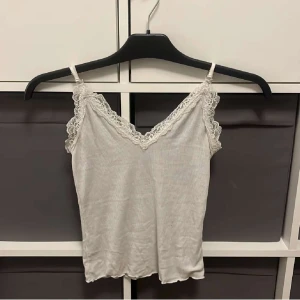 Spetslinne - Säljer detta linne med spets då det inte kommer till användning. Säljer för 15kr, kan diskuteras. Storlek xxs, sitter tajt och perfekt. Vita färgen sen bättre ut i verkligheten 😊