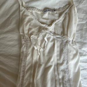 Linne - Fint vitt/ creme linne med knytning därbak Bara att skriva vid frågor!