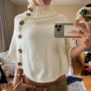 Stickad poncho  - Superfin stickad poncho🤍passar flera storlekar 