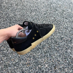 Philippe model skor - Säljer nu dessa feta Philippe model skor, skorna är i väldigt fint skick och passar 44/45. Box medföljer 