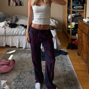 Lågmidjade byxor  - Lågmidjade supersköna byxor från Malene Birger! Passar xs