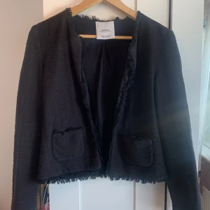 En jacka från Mango suit collection  - Jackan kan man ha inomhus på sommaren och ute. Den är helt ny asså har inga håll eller att ingen tråden håller på att gå sönder. Denna passar till allting man ska ha på sig. Rekommenderar att inte tvätta den så ofta så kan den krympas eller sönder!