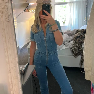  Denimjumpsuit  - Jättesnygg denimjumpsuit från mango i st 36, använd fåtal gånger🤍