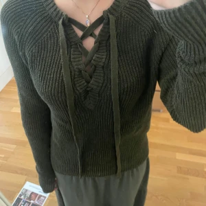 Långärmad stickad tröja  - Jag säljer denna långärmade stickade tröja från hm. Storlek XS Säljer då den inte kommer till användning längre. 