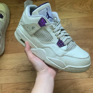 Jordan 4 methallic purple  - Säljer mina jordan 4s då dom har blivit för små men de är jättebra kvalitet, men skulle behöva rengöras hör av er vid minsta funderingar💯🤑