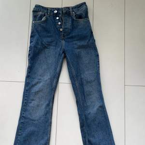 Stretchiga jeans i bootcut modell i strl xs-s, funkar för någon som är 155-160cm 