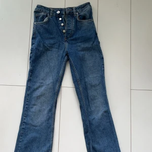 Bootcut jeans strl xs-s  - Stretchiga jeans i bootcut modell i strl xs-s, funkar för någon som är 155-160cm 