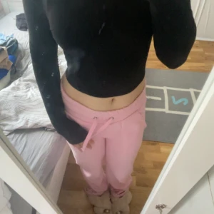 Svart tröja  - Man kan knyta den fint vid ryggen, storlek s. Använd men tröjan är i bra skikt