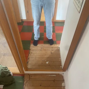 Jack and Jones jeans  - Hej nu säljer jag ett par trendiga Jack and Jones jeans i ljus grå färg med relaxed fit modell chris köpta på zalando för 700kr mitt pris 250kr.  Storlek 31/34