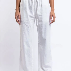 Madlady linnebyxor - Säljer mina fina linnebyxor från madlady i storlek xs/tall!💗 Passar perfekt för mig som är 175cm. Knappt använda, köpt för 599 förra sommaren🌸