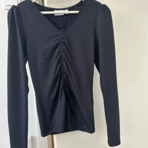 Svart blus - Från Aware,by vero moda Aldrig andvänd!!