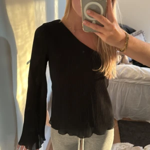 One shoulder - Använd fåtal gånger, superbra skicka 