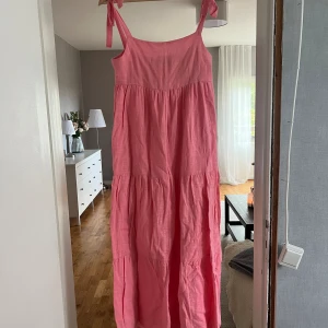 Långklänning ZARA - så fin klänning från zara. Med knyten vid axlarna, som görs till så söta rosetter. Använd vid ett tillfälle. Stl S men passar även xs