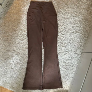 Gravidleggins/ trousers nya med prislapp från Sinsay - Gravidleggins/ trousers🔥 Garderobsrensning på gång! Jag säljer detta fantastiskt plagg från mitt djur- och rökfria hem. 🛍️💫  Se gärna mina andra annonser för rabatt och samfrakt!✨