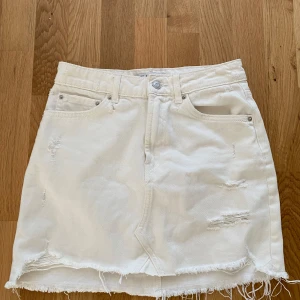 Vit jeanskjol  - Storlek 36, jätte snygg vit jeans kjol köpt på primark i London. Knappt använd och som i ny skick. Är tyvärr för liten på mig och säljer därför men annars jätte snygg. Tveka inte på att köpa och hör av dig om du har frågor🥰