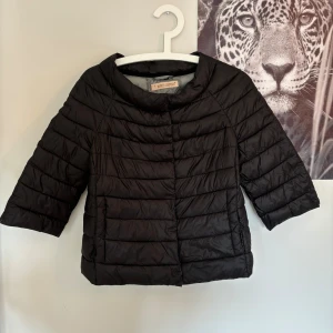 Trekvartsärmad jacka - Jättebra skick men säljer pga kommer inte till användning. 