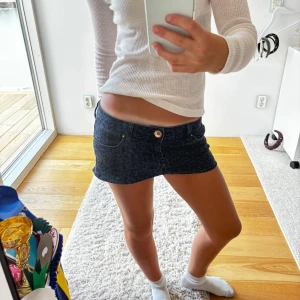 Supergullig jeanskjol med leopardprint - Så sjukt cool minikjol med leopardmönster. Helt unik och egensydd. Storlek M/38 i jeansen som den är sydd av men jag har XS-S och passar mig bra. Eftersom materialet är stretchigy passar det större också. 