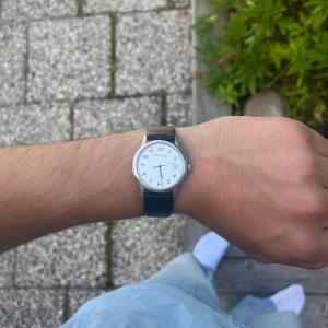 Vintage Certina armbandsur - Ett vintage Certina (swiss made) armbandsur i använt skick  Kvartsklocka, nybytt batteri, fungerar  ca. 34mm exklusive krona Armband i märket Hirsch  I använt skick men fungerar bra, ända skönhetsfel är små repor på glaset  Skriv gärna vid frågor!