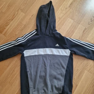 Adidas Hoodie - Skick 8/10 Ska sälja denna snygga adidas tröjan då den inte passar mig längre.