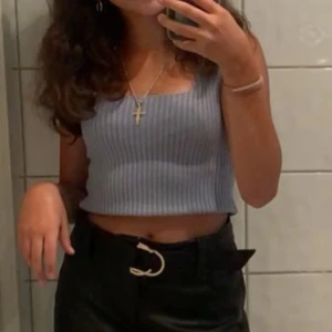 Blå topp 🩵 - Fin blå topp från Ginatricot i storlek XS i bra skick 🩵