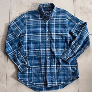 Ralph Lauren skjorta - En riktigt snygg skjort från Ralph Lauren säljs pga att den inte används lika mycket. Skick 10/10 Pris kan diskuteras!