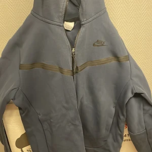 Nike tech mörkblå storlek S - Helt okej skick solblekt,  använd lite ett tag men sitter bra och inget fel med den. Pris kan diskuteras 