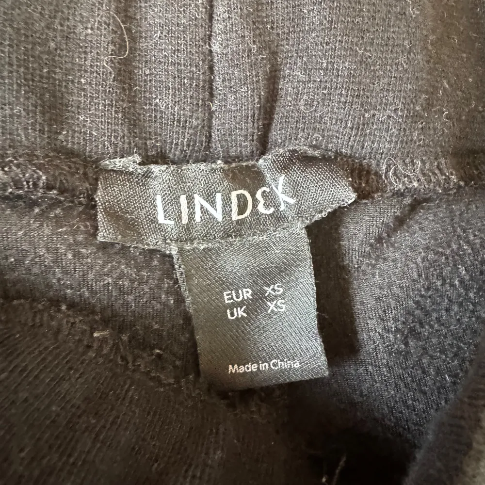 Svarta mjukis byxor från Lindex storlek xs. En liten fläck men inget man tänker på💕. Jeans & Byxor.