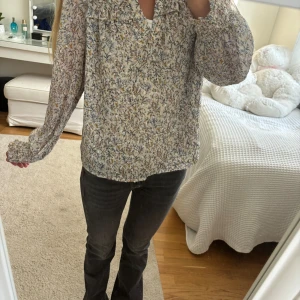 Neo noir blus😍 - En jätte snygg blommig blus från Neo noir! Aldrig använd och perfekt till en sommar kväll 💕 Nypris ca 700-800kr. Köparen står för frakten.