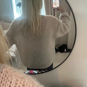 Stickad tröja - Säljer denna fina tröja som jag inte längre använder. Hör av er till mig om ni har frågor❣️