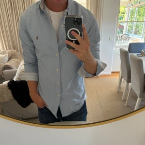 Ralph Lauren skjorta - Hej, säljer nu min fina Ralph Lauren skjorta storlek M slimfit. Den är i nyskick och kommer vara otroligt snygg i sommar. Nypris 1500kr! Vi kommer att sälja liknande produkter nu i sommar så glöm inte följa profilen!🌊🍾