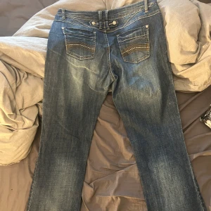 Low waist bootcut jeans - Low bootcut jeans. Size M Midjemått: 40cm så de passar mig som är 176. Tyvärr är de rätt korta på mig. Super synd😭 Men hoppas att någon annan kan se snygg ut med de på❤️ Lite konstigt ljus men de är blåa. Anpassad för någon som är kortare. 