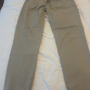 Linnesbyxor  - Linnebyxor från Boohooman Ny skick och är i storlek S, några frågor äre bara att skicka