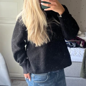Söt  Teddy  - Söt Teddy tröja. Helt defekt fri( spegeln som är smutsig)! Står xxs på tröjan men passar mig som har xs,s och m i vanliga fall