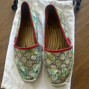 Somriga Gucci Espadrillos! Skorna är i storlek 39 men funkar jätte bra för 38/38.5. Skorna är äkta och köptes 2019. Använda en halv sommar ungefär 