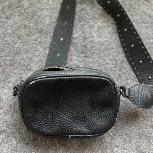 Crossbody - Corssbodyväskaed nitar på bandet! 