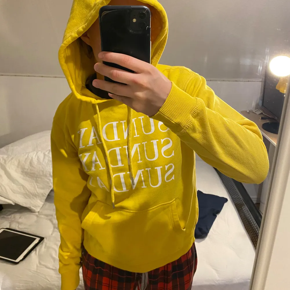 En gul hoodie med texten ”Sunday” på! Har knappt använt, men köpte den second hand så det kan förekomma lite skavanker, men inget man märker!❤️. Hoodies.