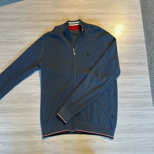 Stickad kofta - Gillar du golf? Bra, köp den då!  Bra skick och snygg med märket och färgkombinationerna. 