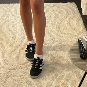 Sneakers - Från adidas. Säljer då de är lite stora på mig och vill köpa i mindre. Bra skick! 🥰