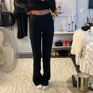 Kostymbyxor  - Från bikbok, aldrig använda. Modellen Vilma Tall. Jag är 173🥰