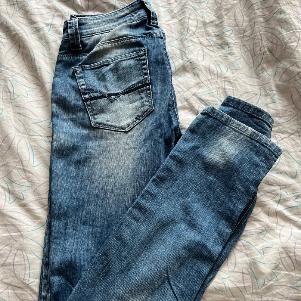 Jättesnygga lågmidjade jeans köpta på second hand, men tyvärr fel i storleken💕 Kontakta gärna mig innan ni trycker på köp eftersom jag är bortrest och har inte möjlighet att skicka paketet för tillfället💋. Jeans & Byxor.