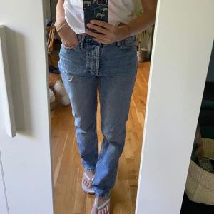 Boyfriend jeans Only - Säljer dessa fina Boyfriend jeans. Säljer då dom inte längre kommer till användning. Har en gång sytt in jeansen och sprättat upp igen, kan finnas rester med trådar efter detta.   DM mig för fler bilder och frågor! 