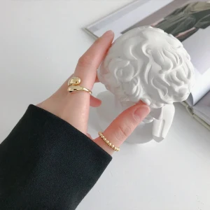 Justerbara Vintage Ringar i 925 Sterling Silver - Justerbara nya ringar i 925 sterling silver.  Båda färgerna: 349kr 1st: 199kr  Frakt: 2-3 vardagar via postnord. - Spårbar frakt = 68kr - Ej spårbar frakt = Gratis  Kan även mötas upp i Saltholmen/Ullevi i Göteborg.   Betalning: Swish 