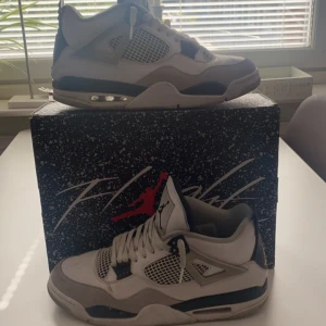 Jordan 4 military black  - Säljer nu mina Jordan 4s i storlek 46 till ett bra pris. Skorna är legitcheckade och inget visar på att dom inte är äkta. Box medföljer men inget kvitto, därav priset. Priset kan sänkas lite vid en snabb och smidig affär