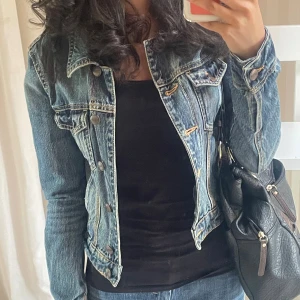 Jeans jacka - Jätte fin jeans jacka i bra kvalitet säljer pågrund av att den inte kommit till användning  Pris kan diskuteras 