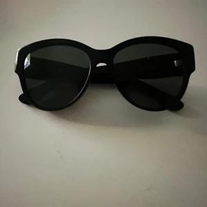 YSL solglasögon  - Äkta ysl solglasögon utan defekter. Har inte boxen eller kvitto kvar men dem är köpta i butik för ish 3000. Använda ett fåtal gånger och är i bra skick. 