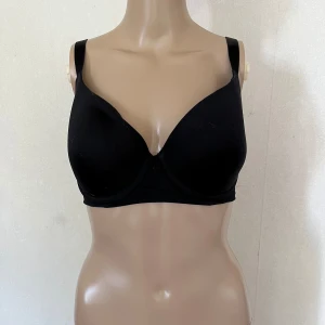 Bh 70E - Insydd i ryggen. Uppskattar den till 70E. Noppor förekommer.