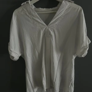 vit skjorta  - säljer denna vita skjorta från h&m. går att styla på massa olika sätt🤩 kommer tyvärr inte till användning och därför jag säljer den💗som ny! skriv privat vid frågor eller önskemål med plagget på! pris kan diskuteras 🙌🏻💓