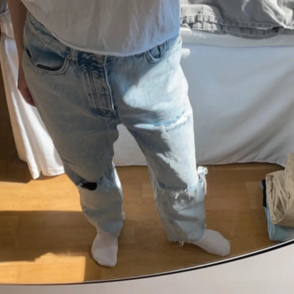 Raka/ oversized jeans med hål, från NAKD.. Jeans & Byxor.