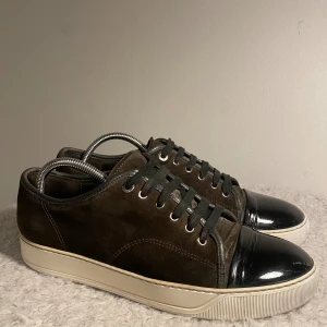 Lanvin skor  - Hej! Säljer nu dessa super snygga lanvin skor. Skorna är i toppskick 7.5/10(se bild 2) med skorna medföljer dustbag 