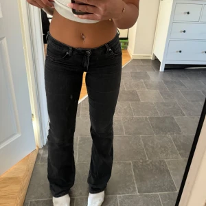 Lågmidjade jeans  - Svarta basic jeans från hm som är Lågmidjade. Lite slitna nertill men inget som stör.  Skriv för mer info!💗